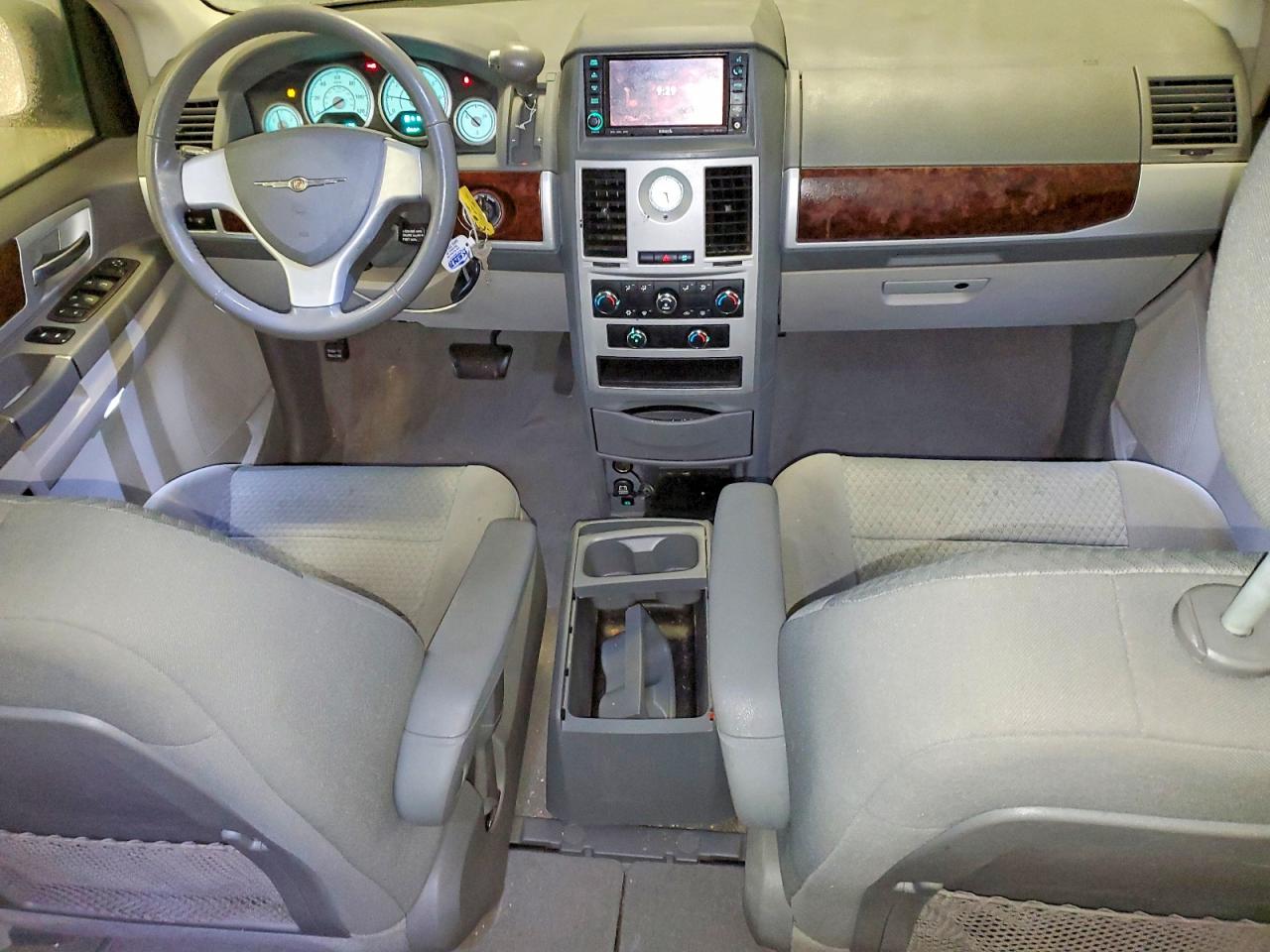 2010 CHRYSLER TOWN & COUNTRY TOURING photo 8