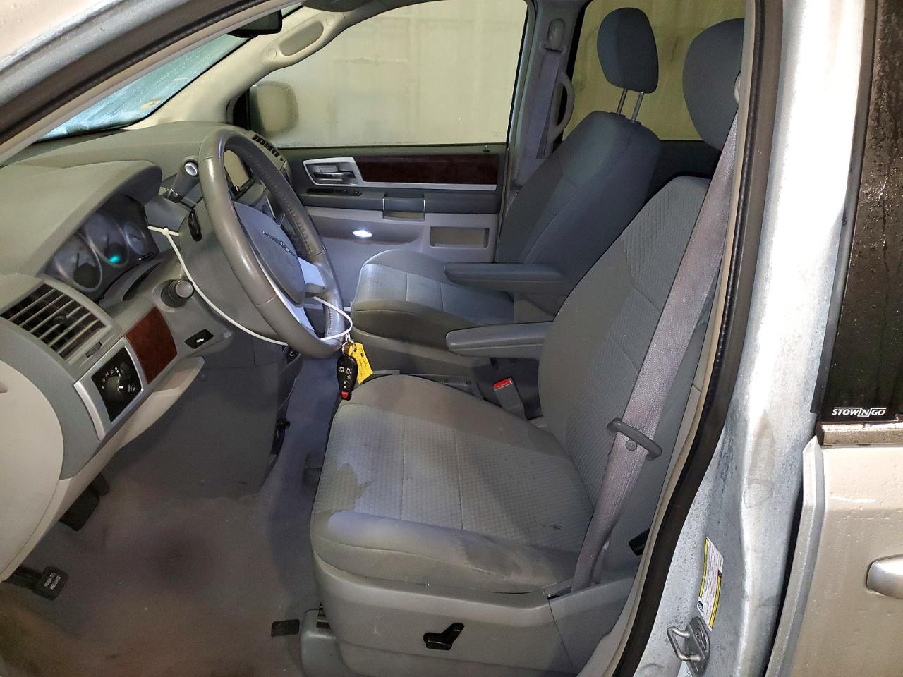 2010 CHRYSLER TOWN & COUNTRY TOURING photo 7
