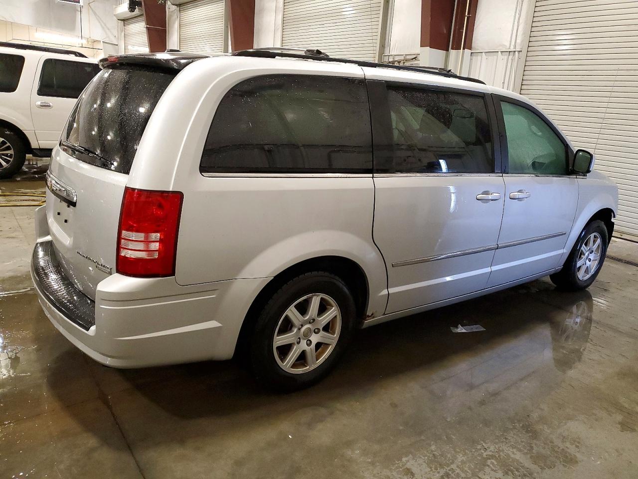 2010 CHRYSLER TOWN & COUNTRY TOURING photo 3