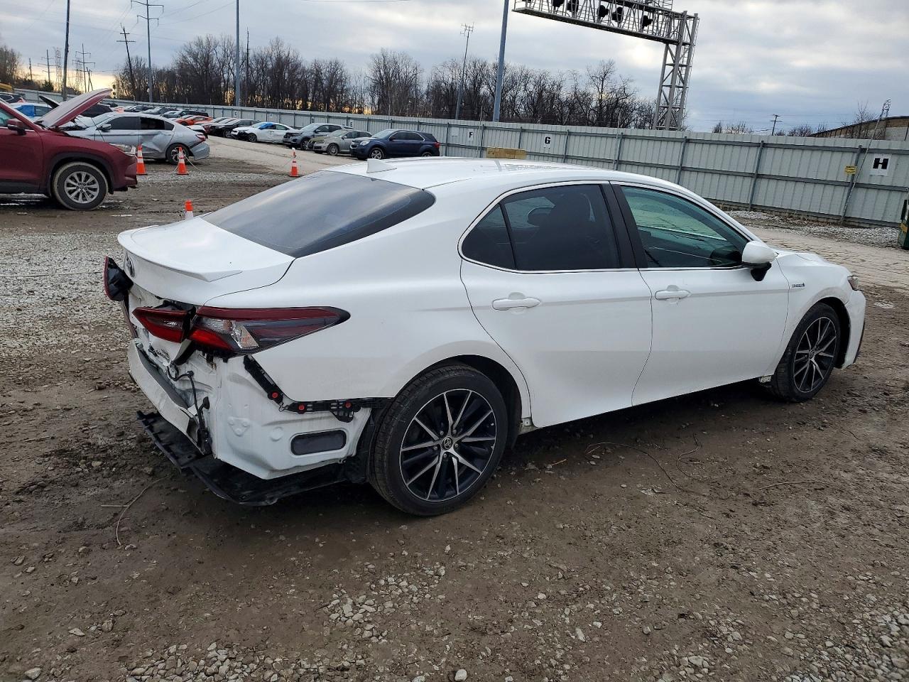 2021 TOYOTA CAMRY SE photo 3
