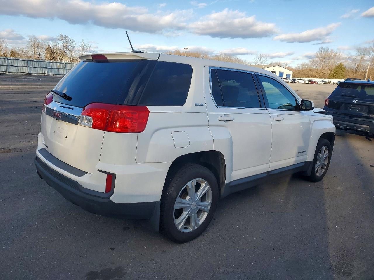 2017 GMC TERRAIN SLE photo 3