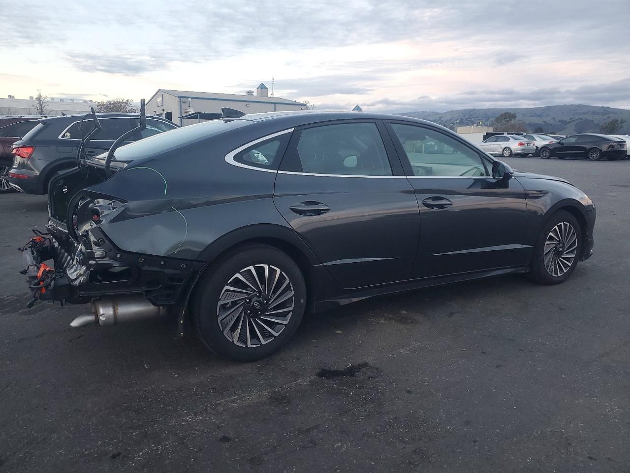 2025 HYUNDAI SONATA HYBRID photo 3