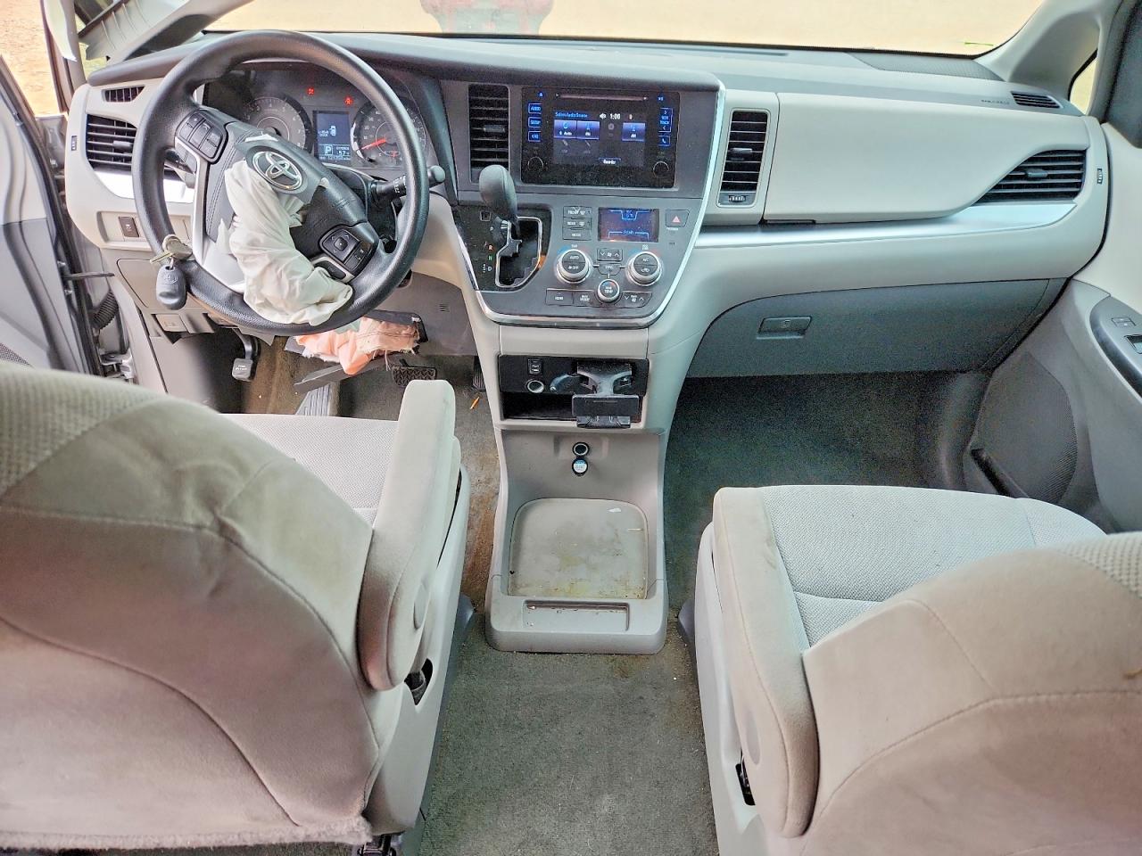 2016 TOYOTA SIENNA photo 8