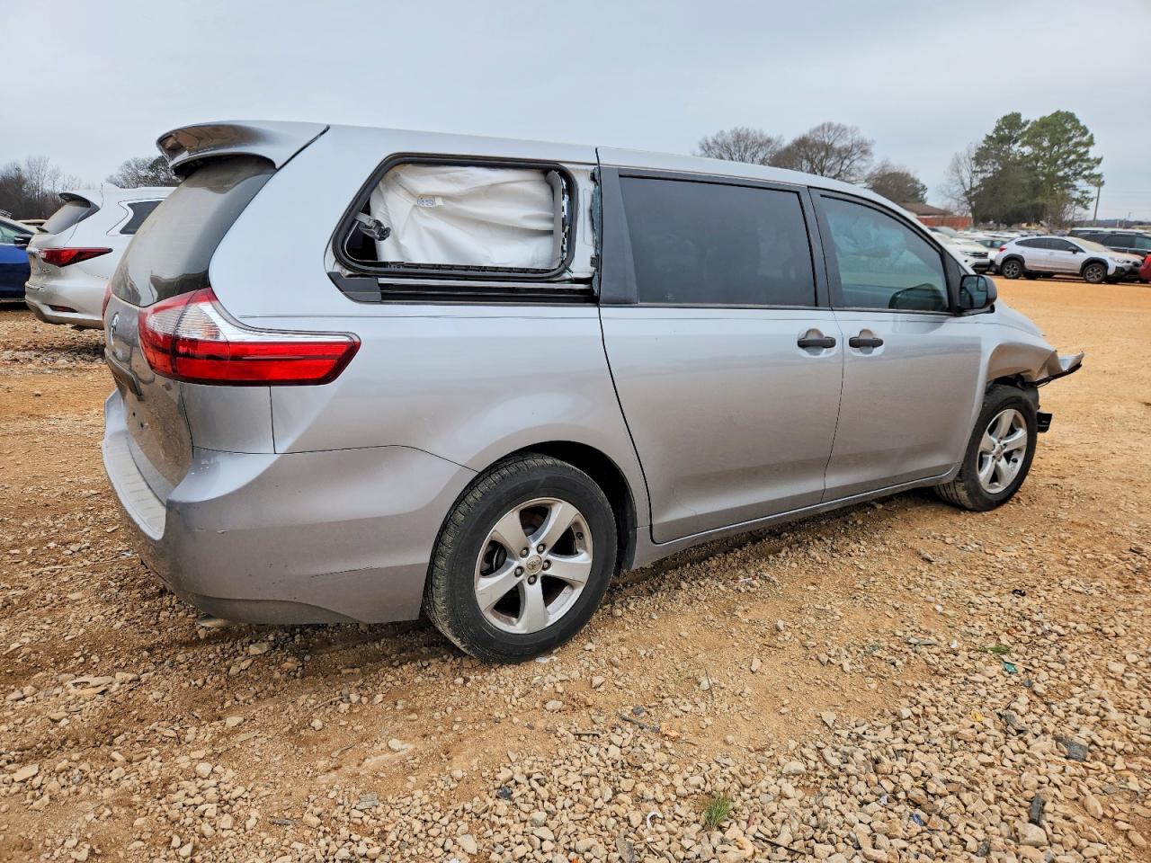 2016 TOYOTA SIENNA photo 3