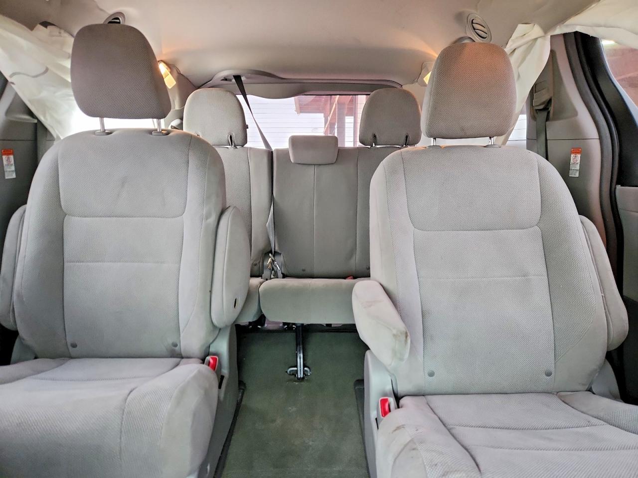 2016 TOYOTA SIENNA photo 10
