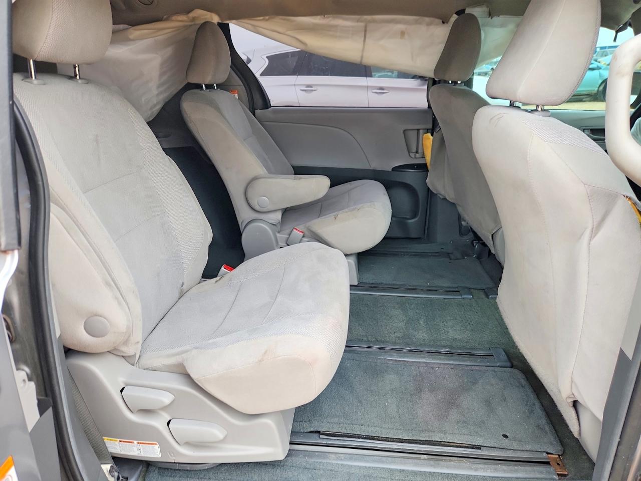 2016 TOYOTA SIENNA photo 11