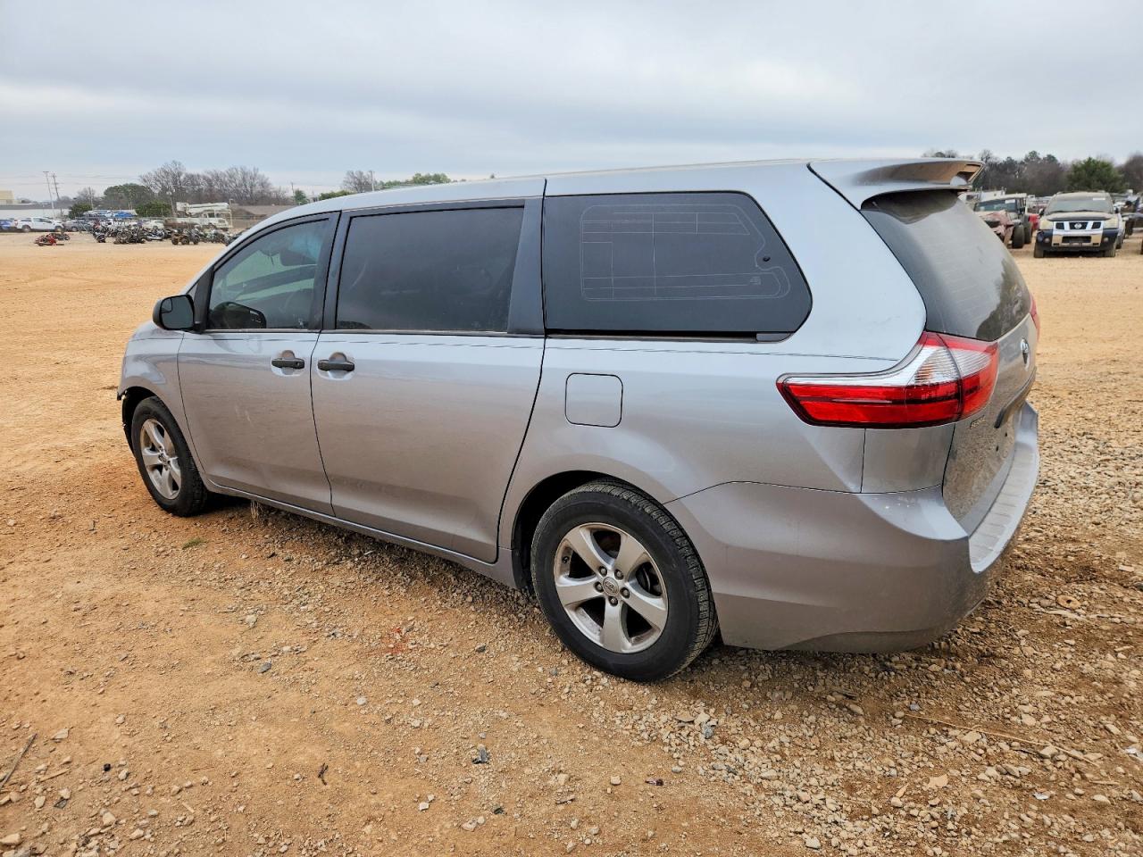 2016 TOYOTA SIENNA photo 2