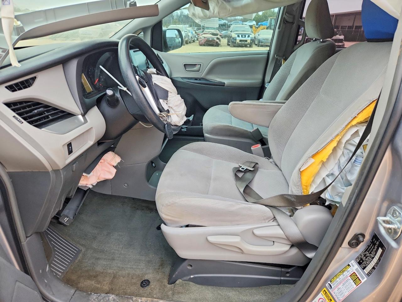 2016 TOYOTA SIENNA photo 7