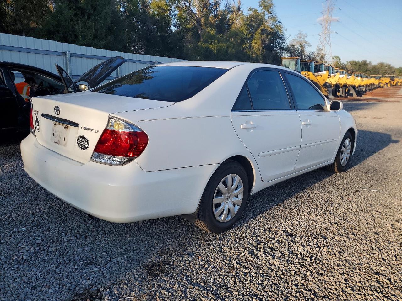 2005 TOYOTA CAMRY LE photo 3