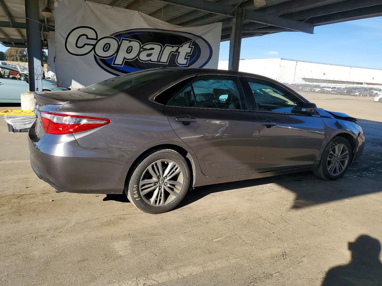2017 TOYOTA CAMRY LE photo 3