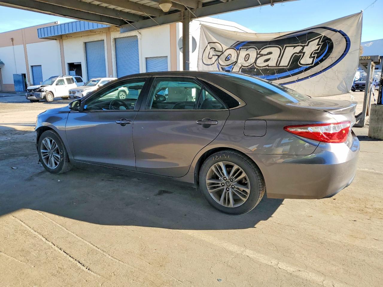 2017 TOYOTA CAMRY LE photo 2