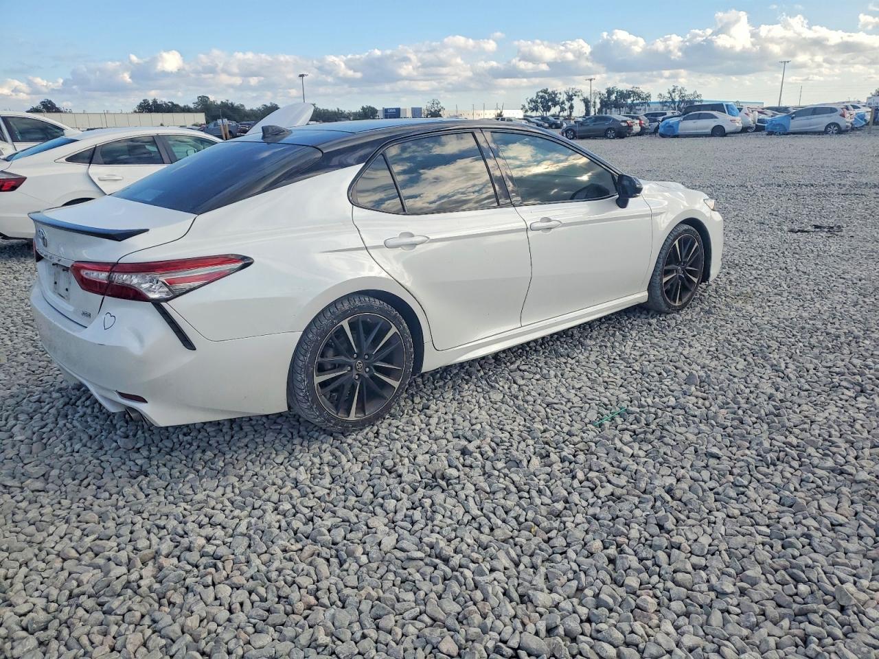 2019 TOYOTA CAMRY XSE photo 3