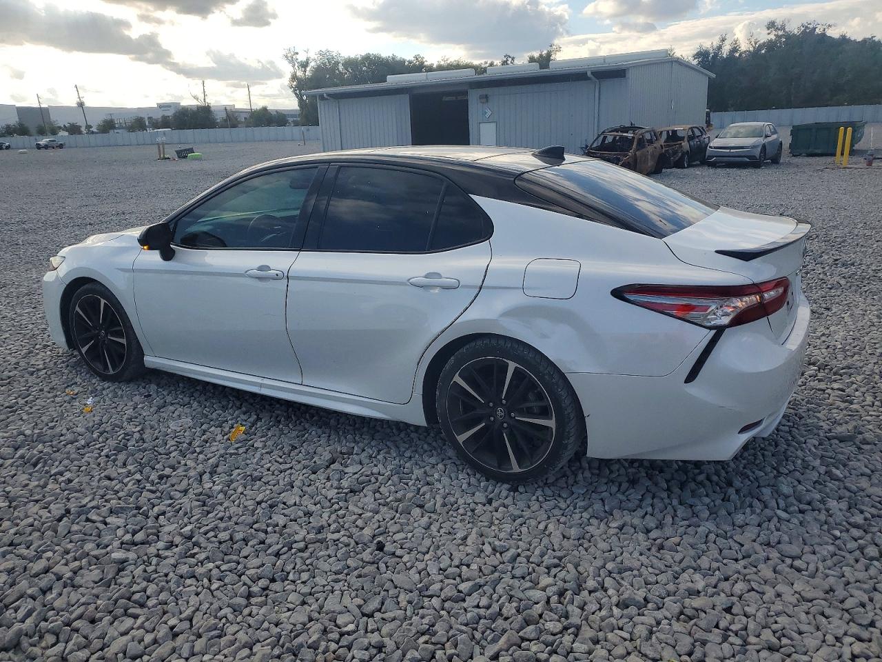 2019 TOYOTA CAMRY XSE photo 2
