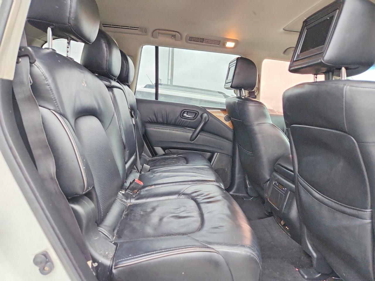 2011 INFINITI QX56 photo 11