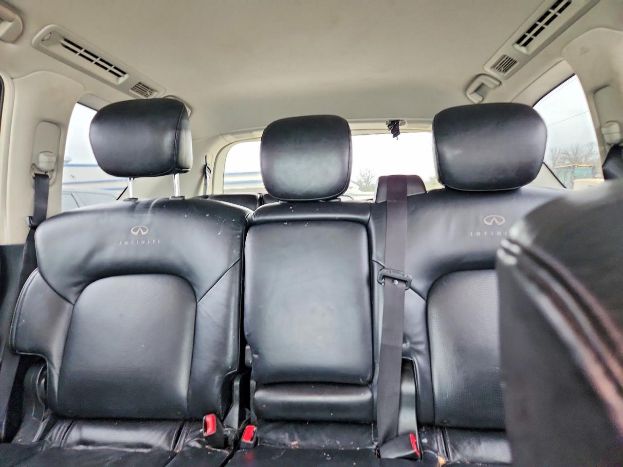 2011 INFINITI QX56 photo 10