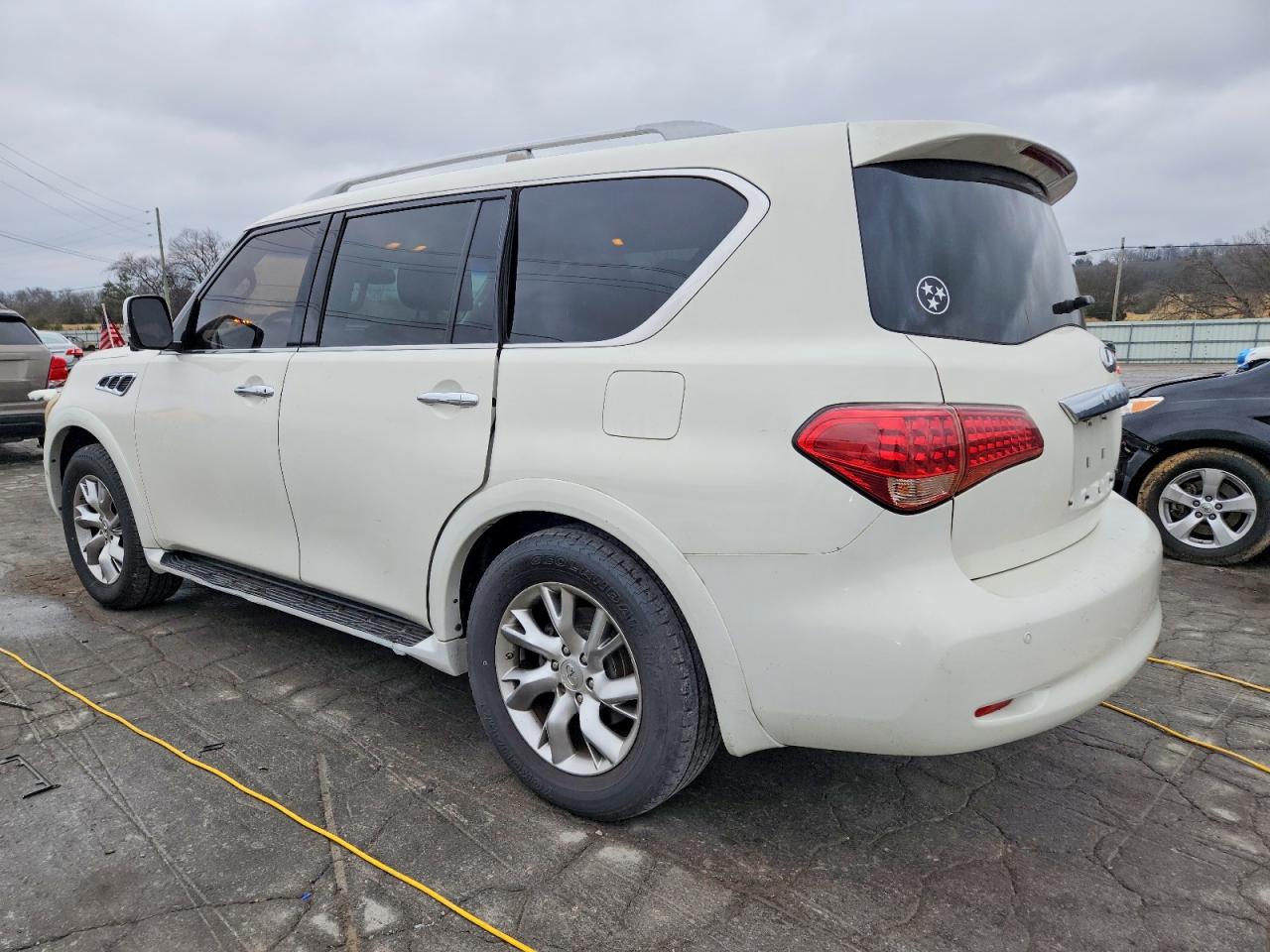 2011 INFINITI QX56 photo 2