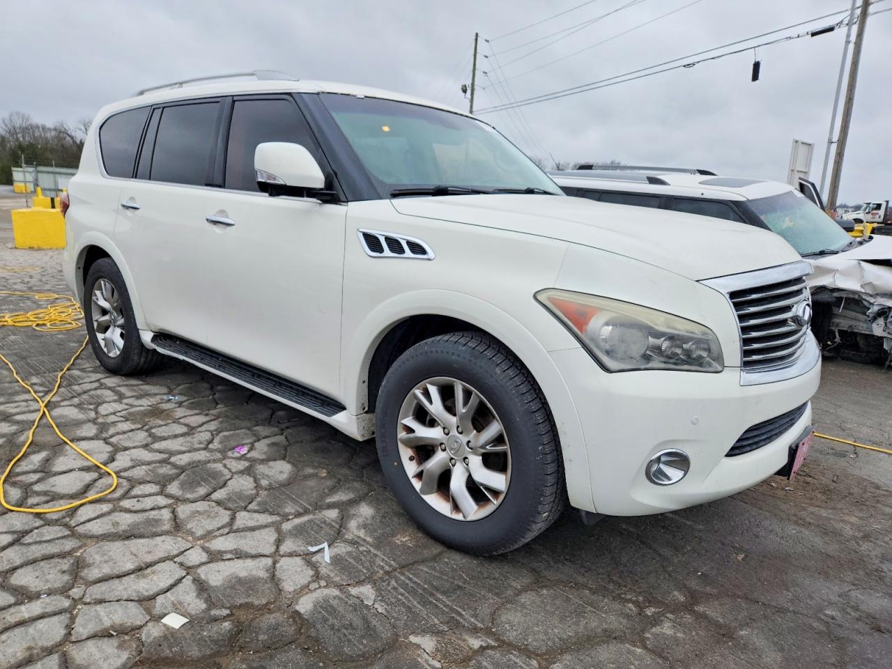 2011 INFINITI QX56 photo 4