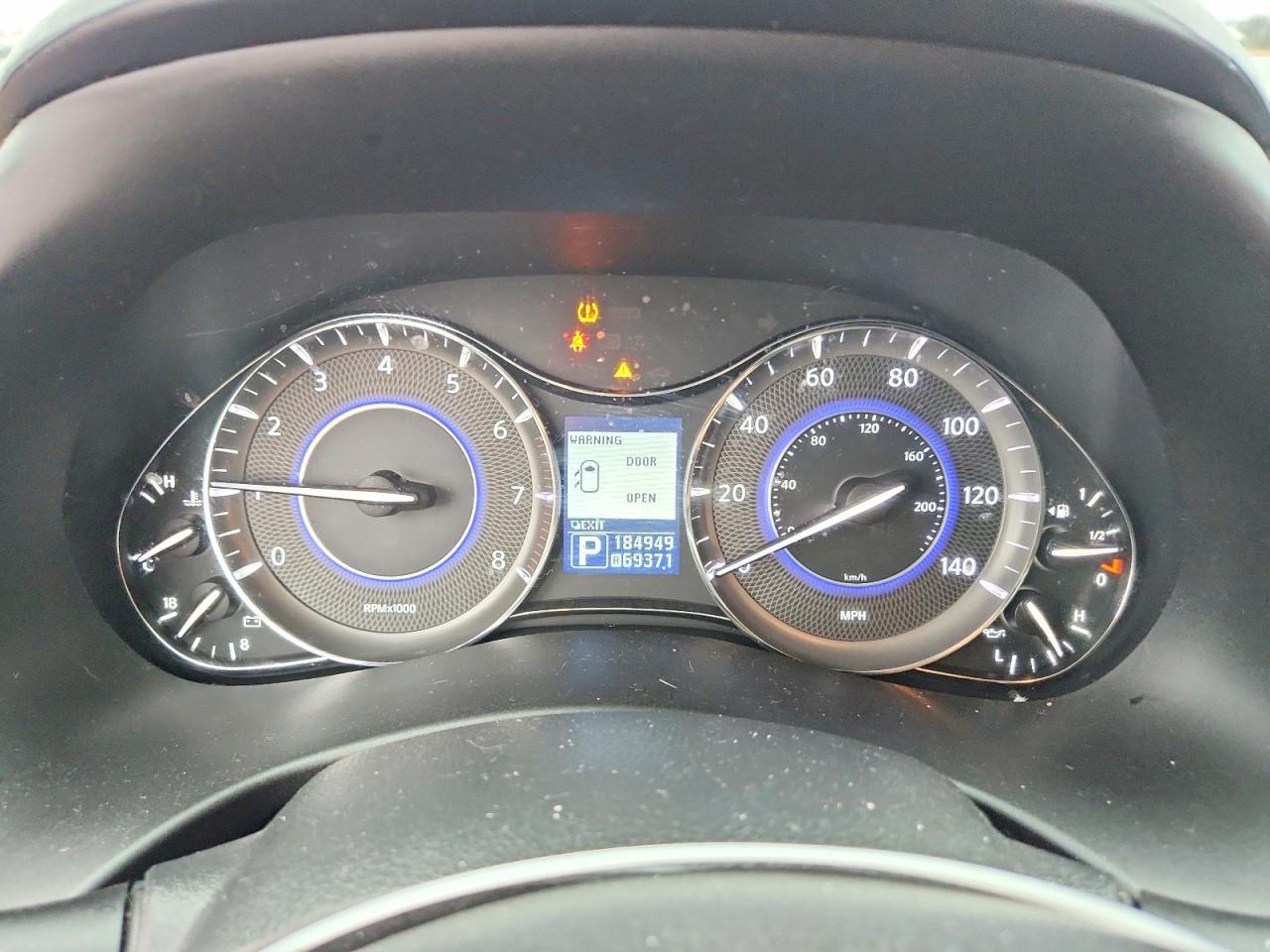 2011 INFINITI QX56 photo 9