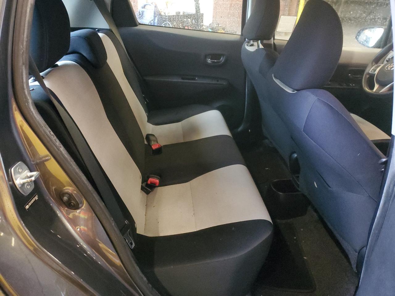 2012 TOYOTA YARIS photo 10