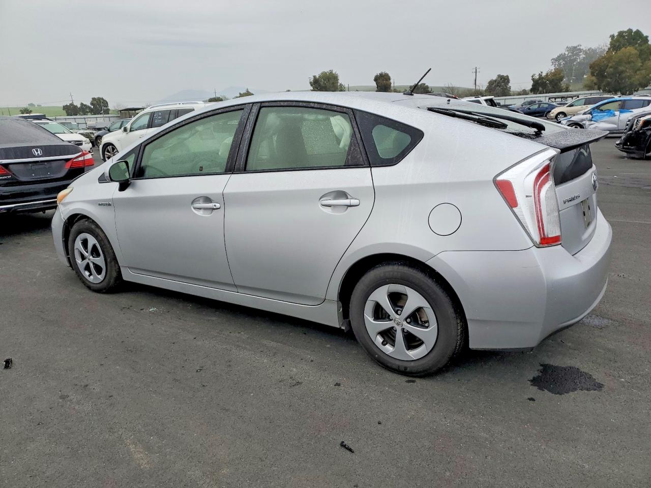 2015 TOYOTA PRIUS photo 2