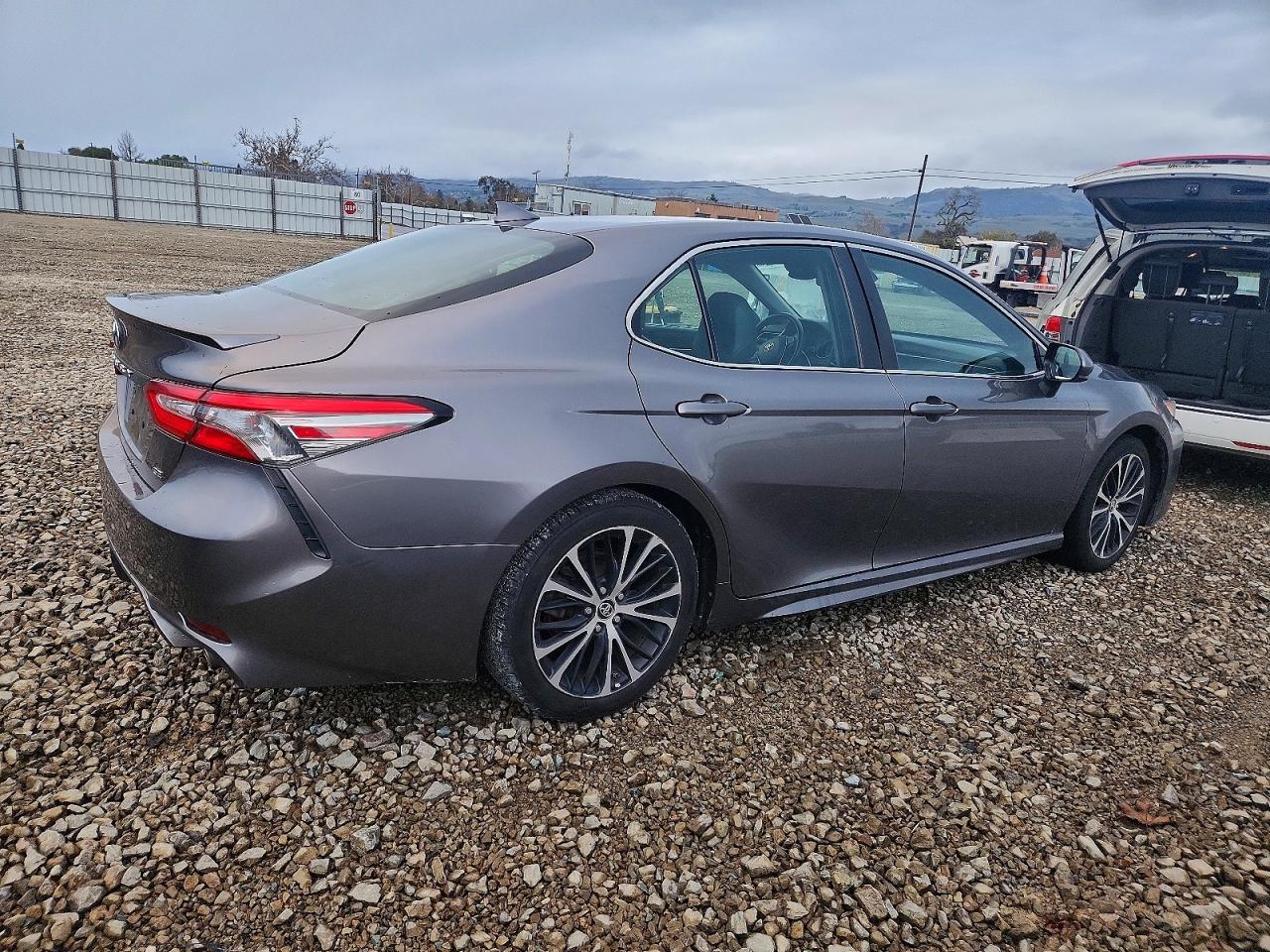 2019 TOYOTA CAMRY L photo 3