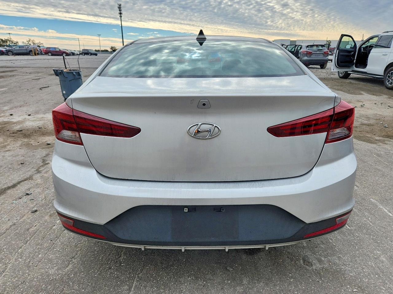 2019 HYUNDAI ELANTRA SEL photo 6