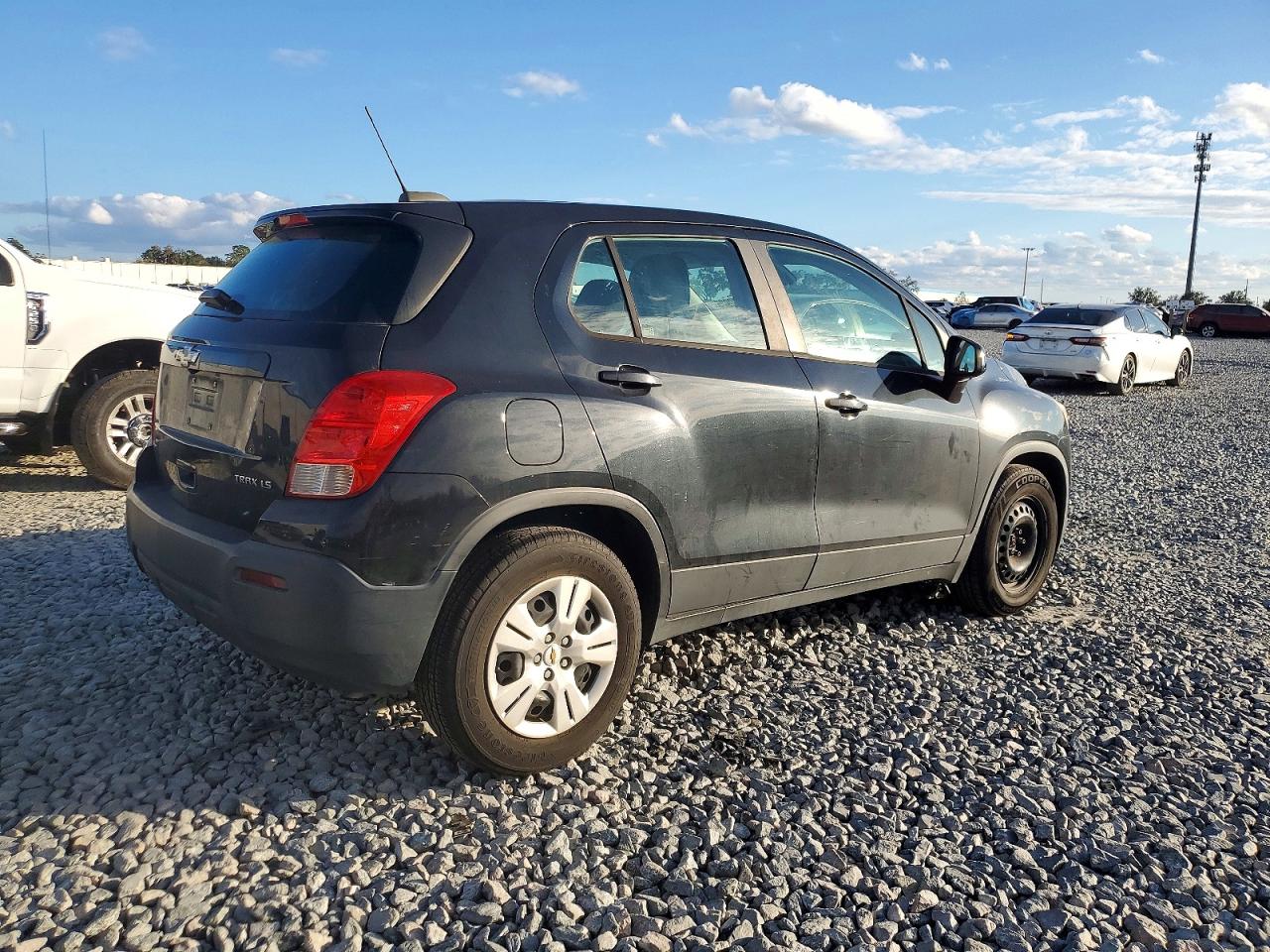 2015 CHEVROLET TRAX LS photo 3
