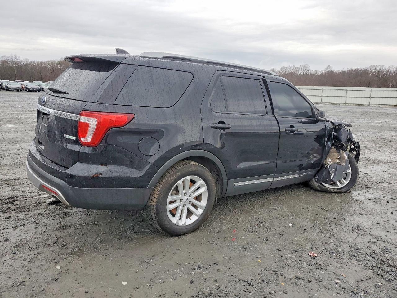 2017 FORD EXPLORER XLT photo 5
