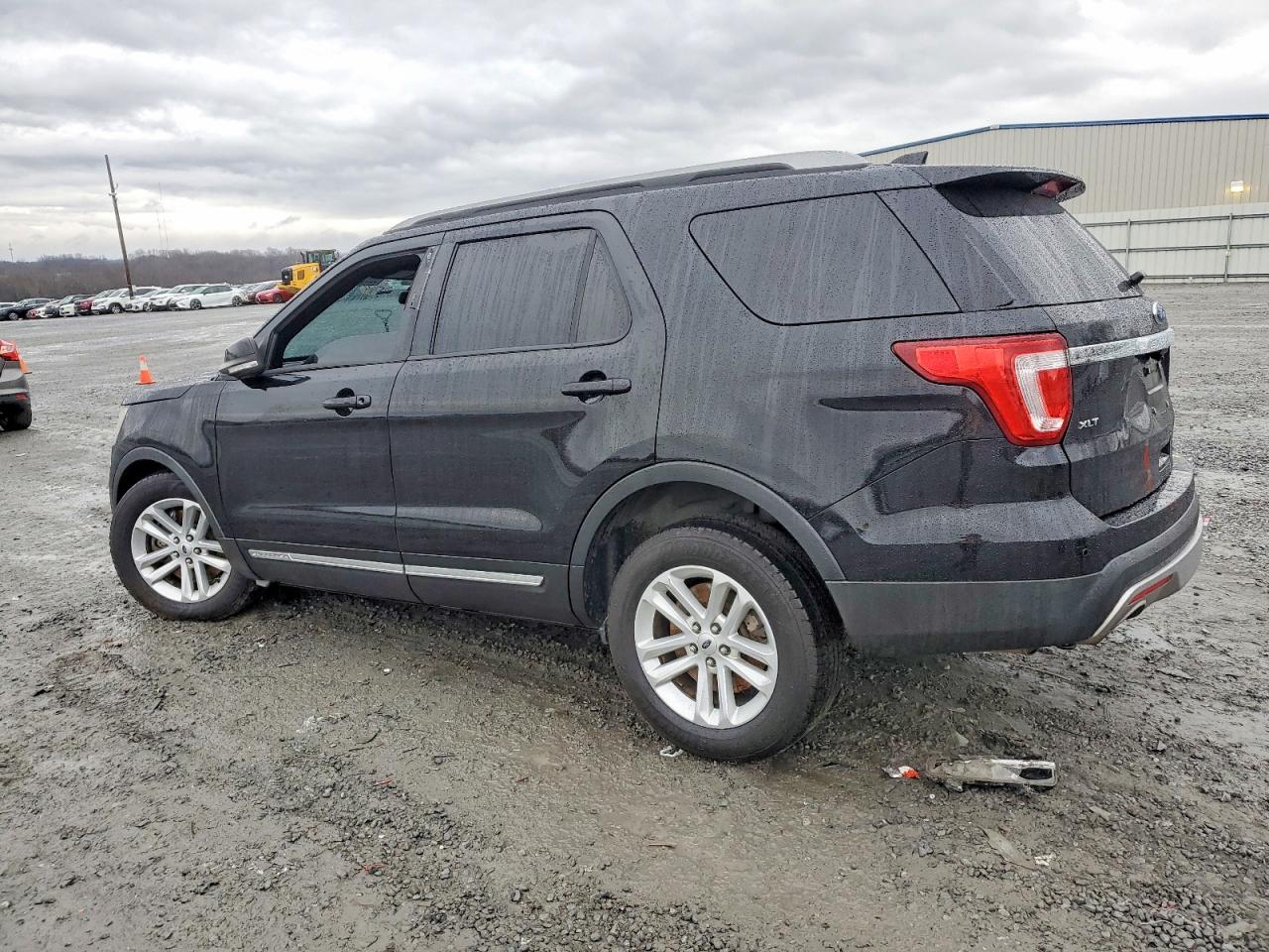 2017 FORD EXPLORER XLT photo 3