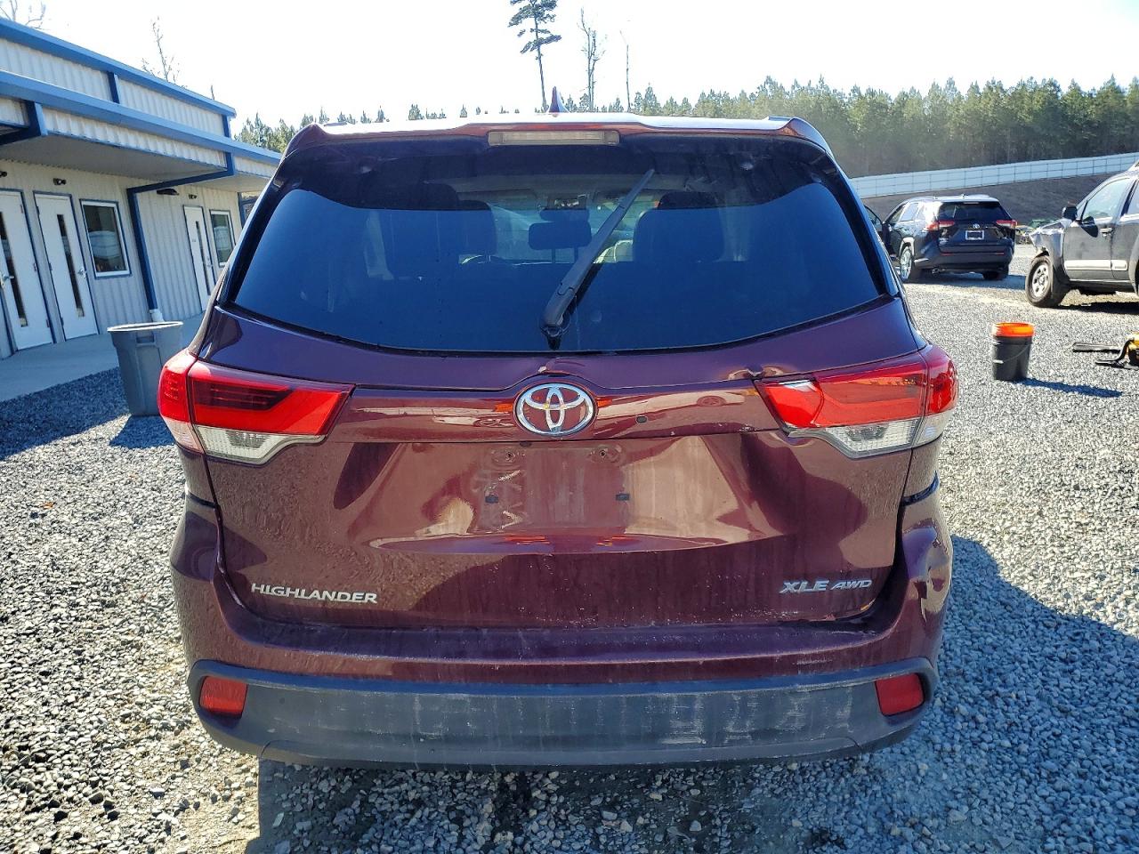 2017 TOYOTA HIGHLANDER SE photo 6