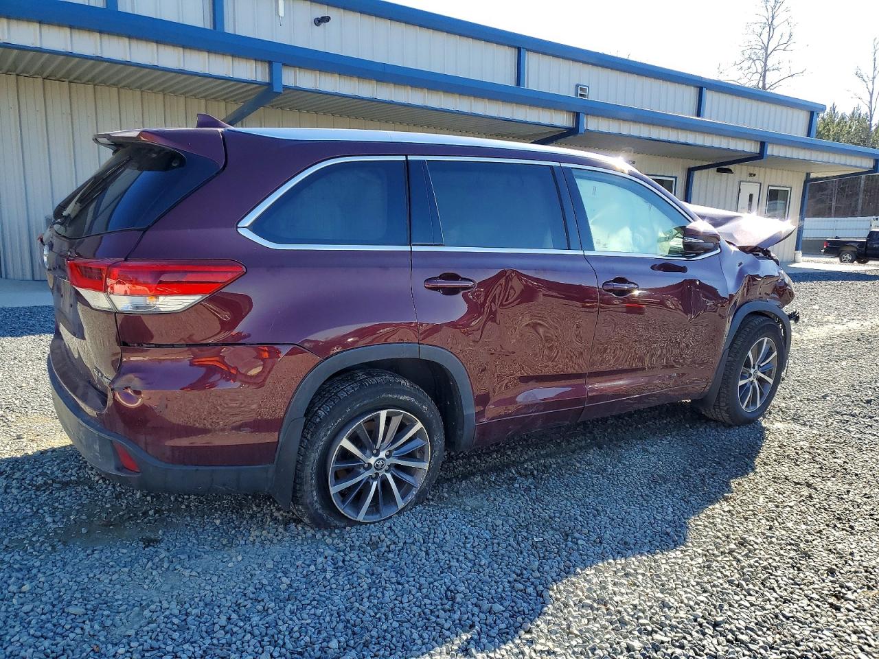 2017 TOYOTA HIGHLANDER SE photo 3
