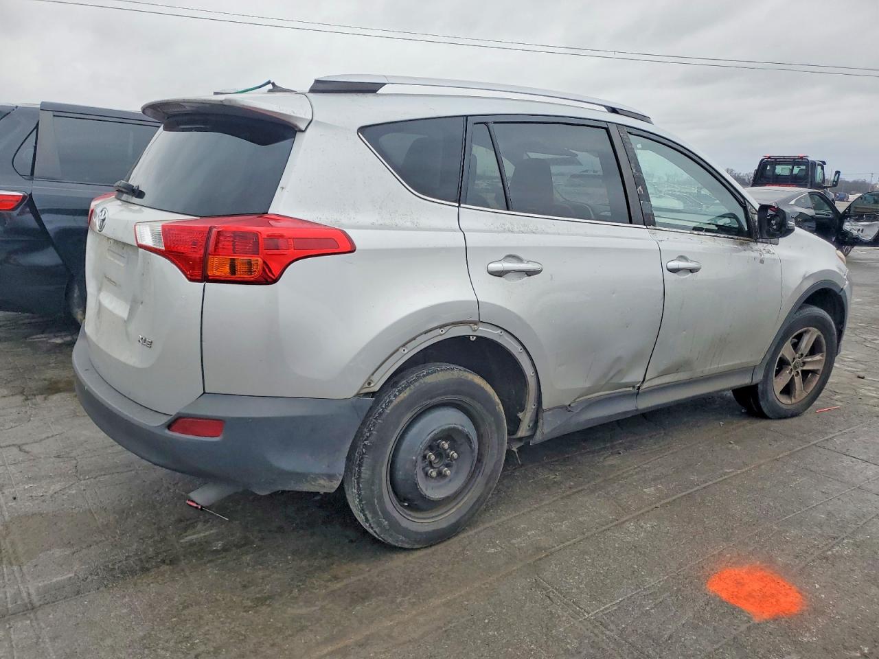 2015 TOYOTA RAV4 XLE photo 3