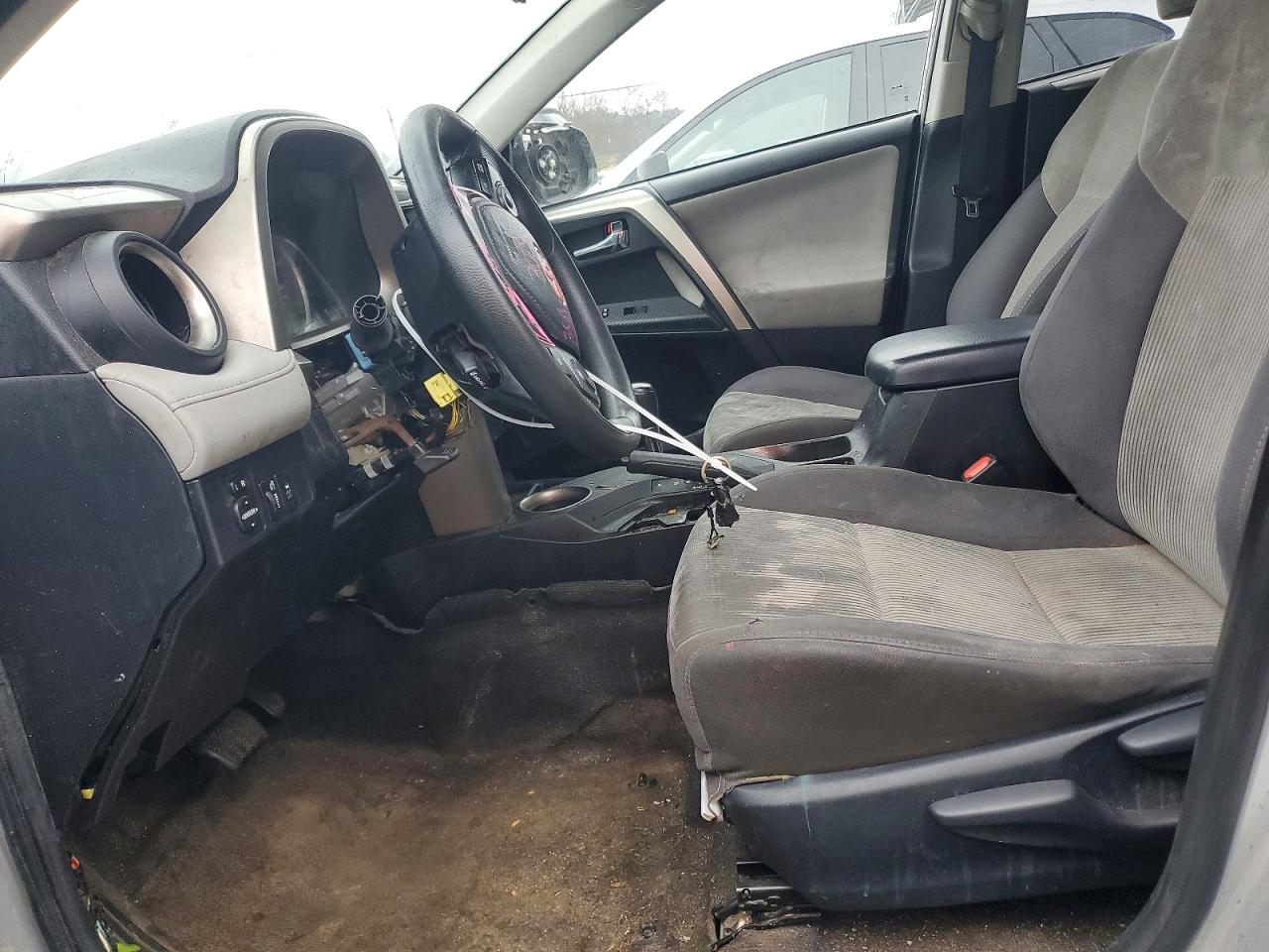2015 TOYOTA RAV4 XLE photo 7