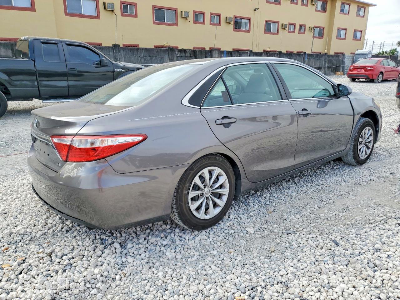 2016 TOYOTA CAMRY LE photo 3