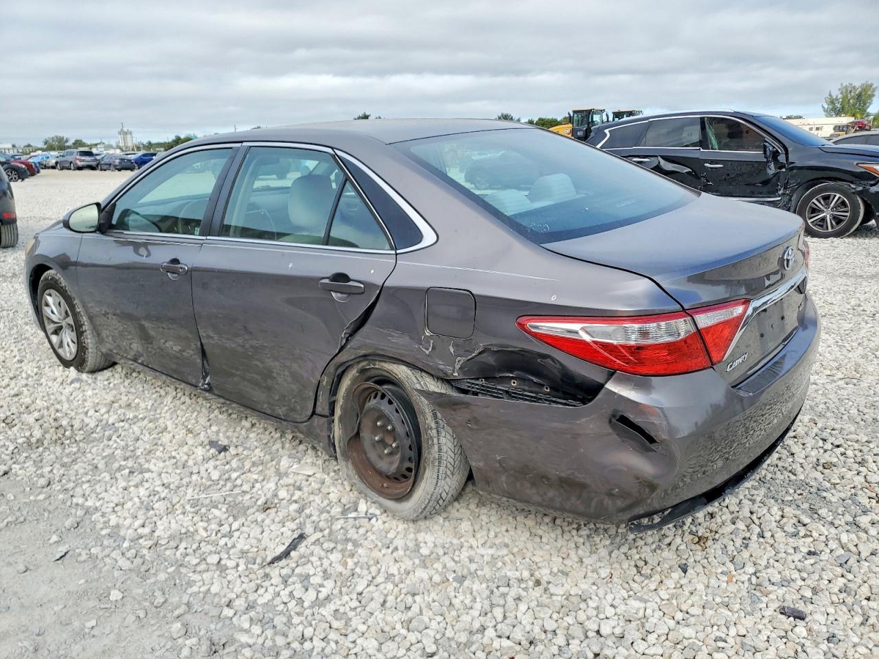 2016 TOYOTA CAMRY LE photo 2