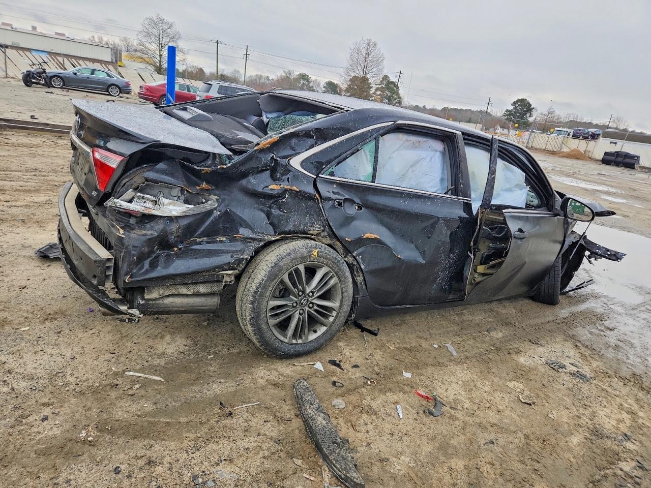 2017 TOYOTA CAMRY LE photo 3