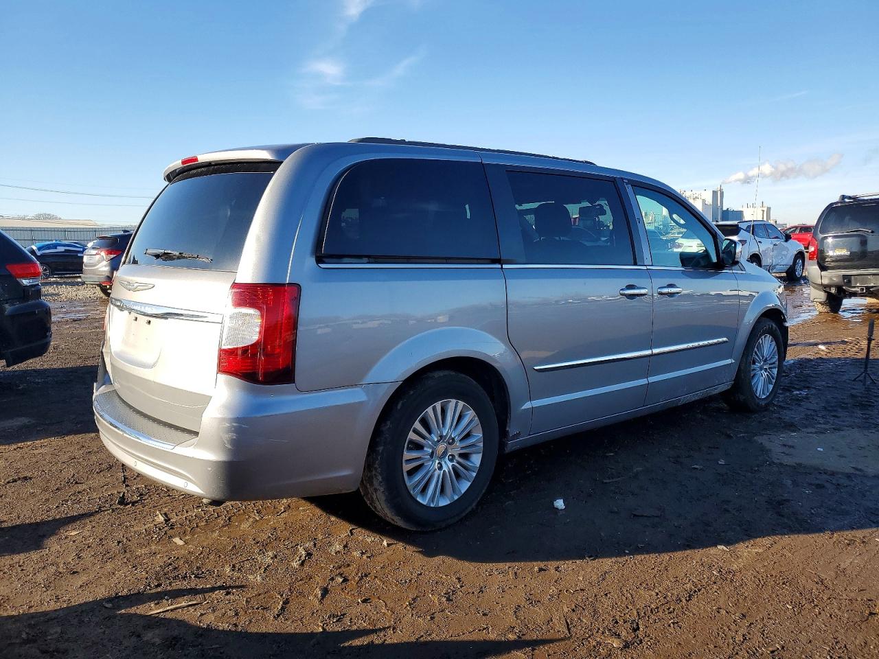 2013 CHRYSLER TOWN & COUNTRY TOURING L photo 3