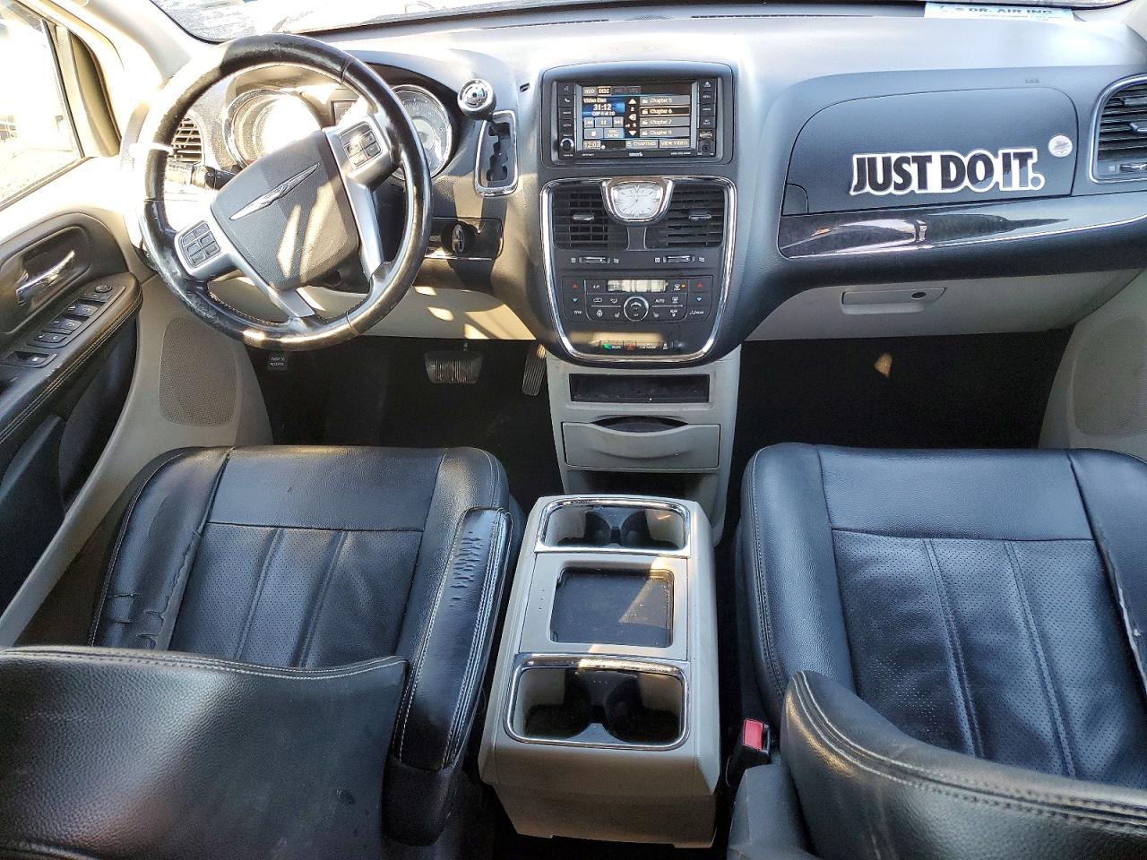 2013 CHRYSLER TOWN & COUNTRY TOURING L photo 8