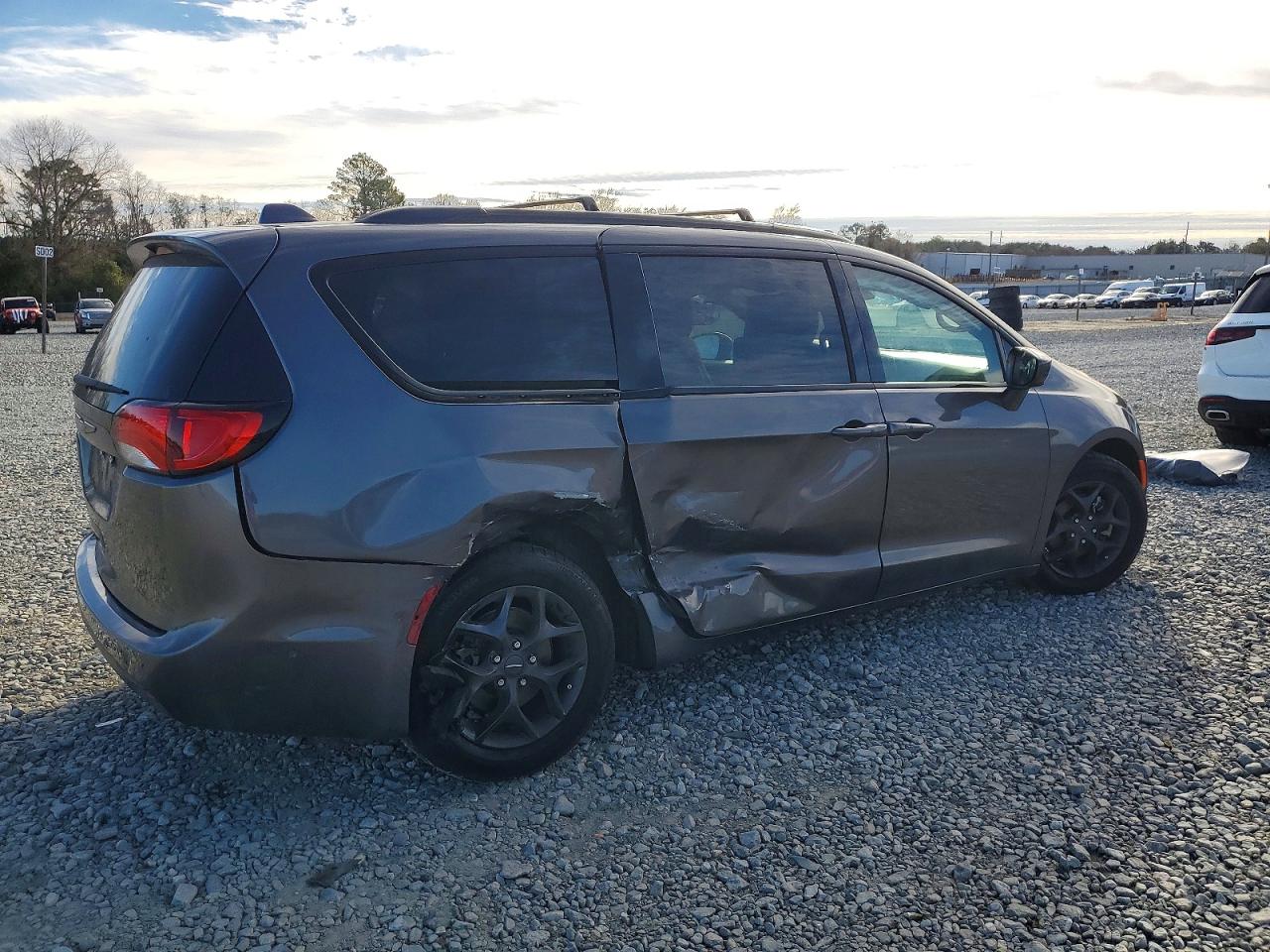 2019 CHRYSLER PACIFICA TOURING L PLUS photo 3