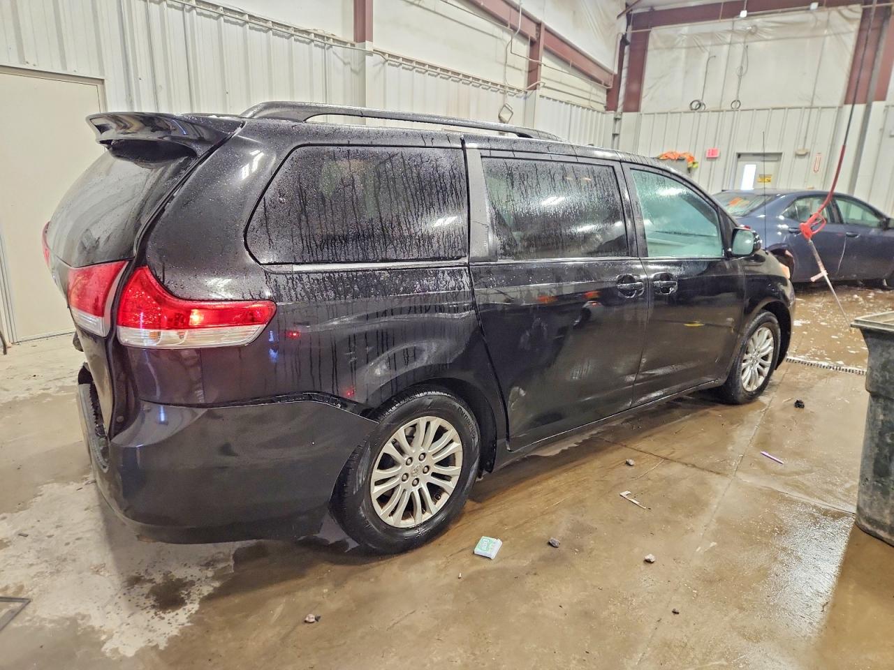 2014 TOYOTA SIENNA XLE photo 3