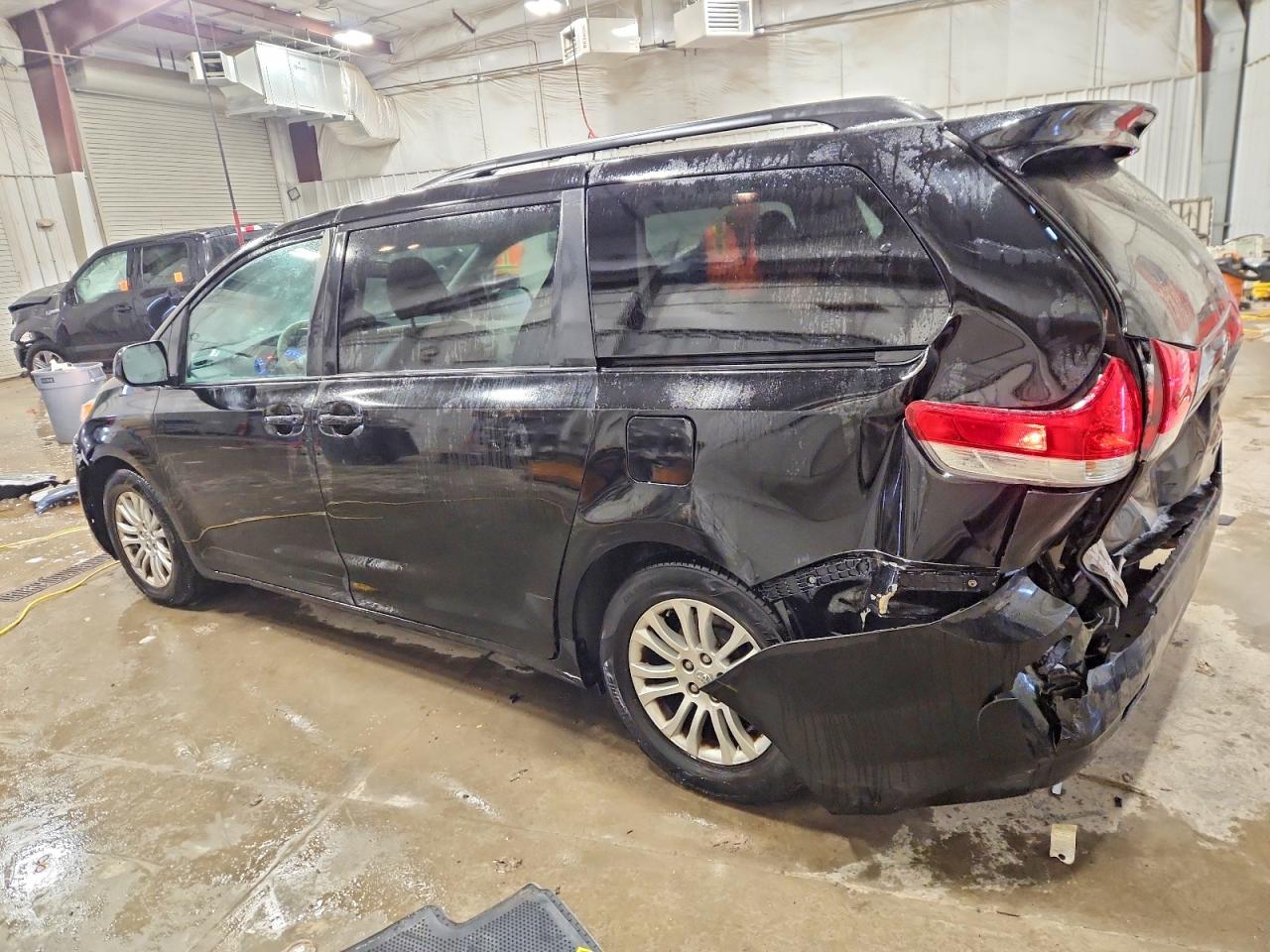 2014 TOYOTA SIENNA XLE photo 2