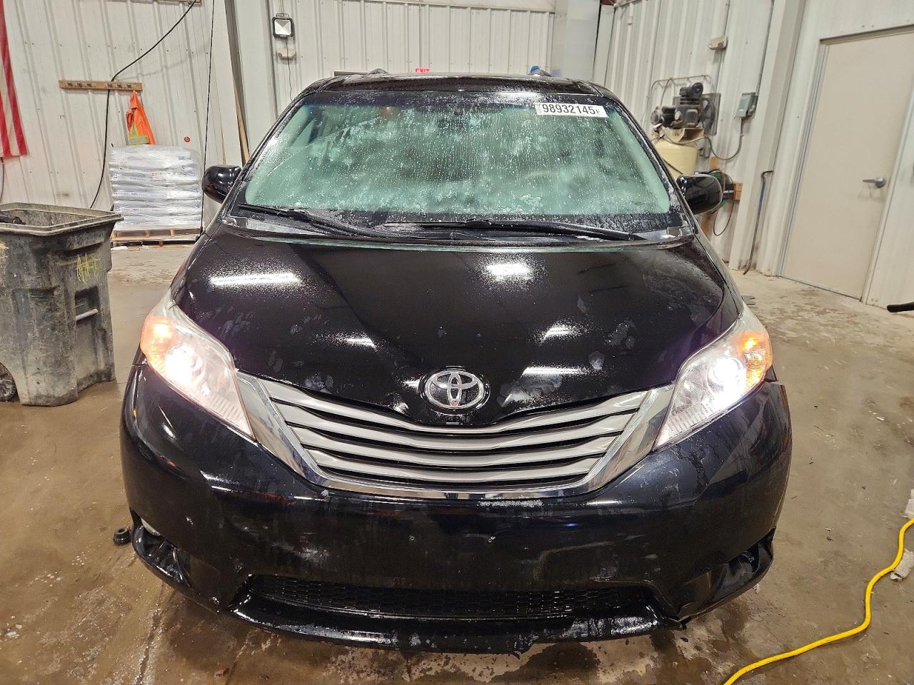 2014 TOYOTA SIENNA XLE photo 5