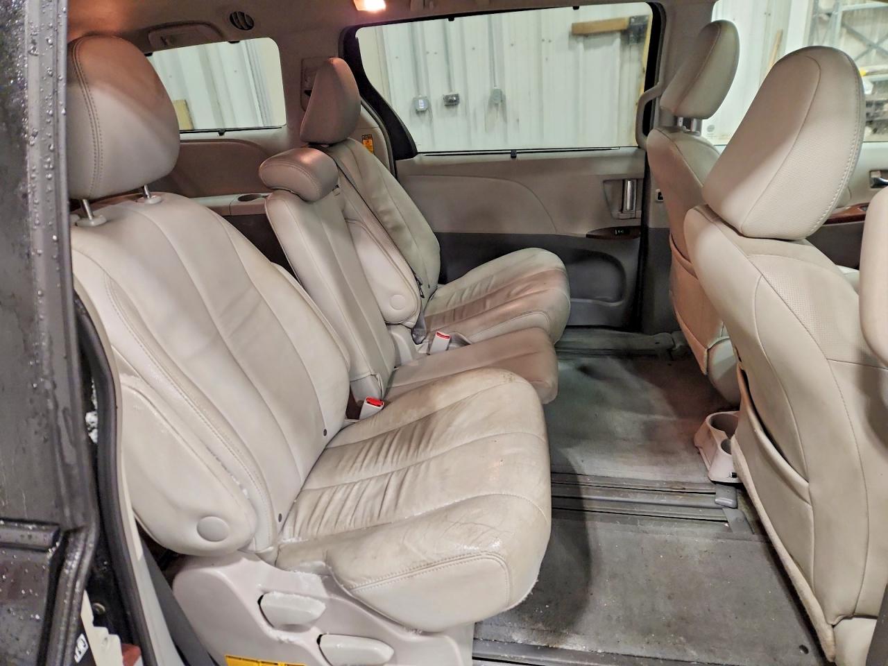 2014 TOYOTA SIENNA XLE photo 11