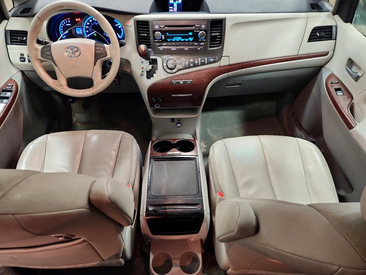 2014 TOYOTA SIENNA XLE photo 8