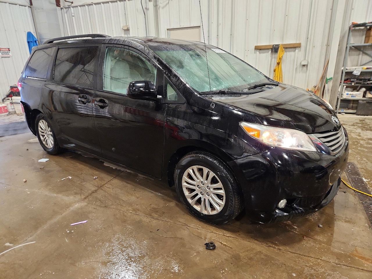 2014 TOYOTA SIENNA XLE photo 4