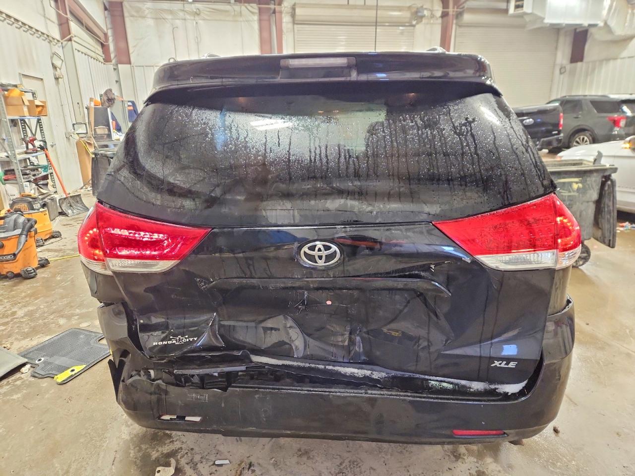 2014 TOYOTA SIENNA XLE photo 6