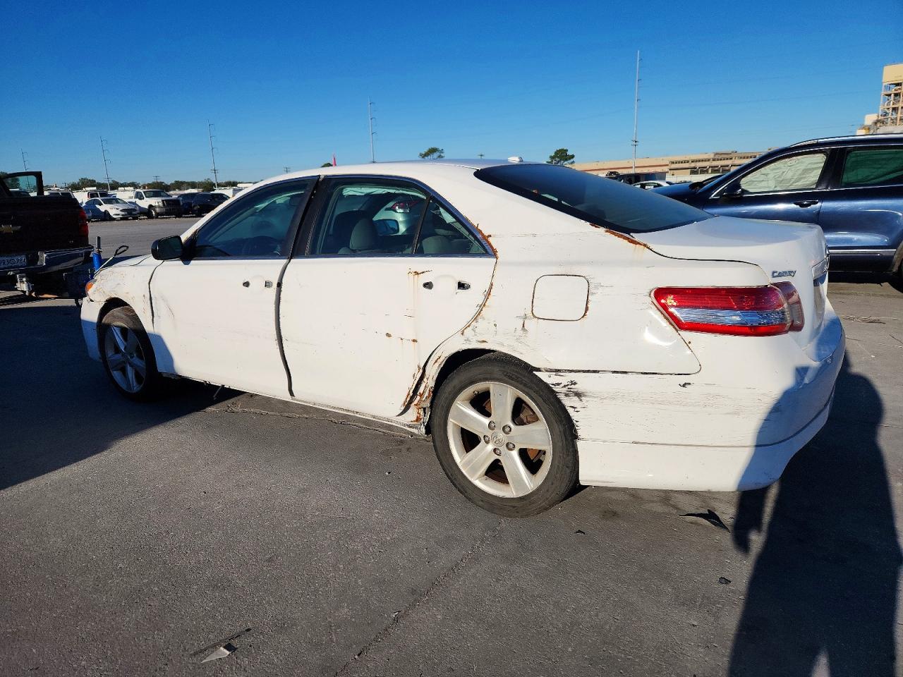 2010 TOYOTA CAMRY SE photo 2