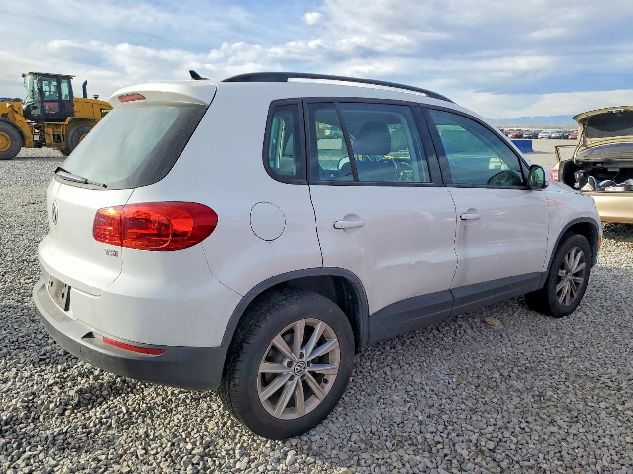 2017 VOLKSWAGEN TIGUAN S photo 3