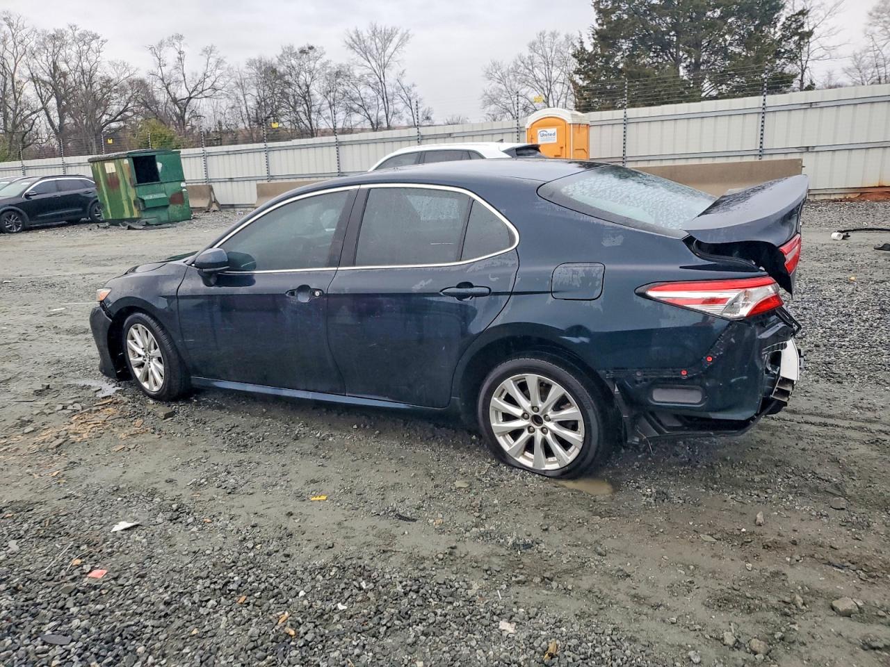 2018 TOYOTA CAMRY LE photo 2