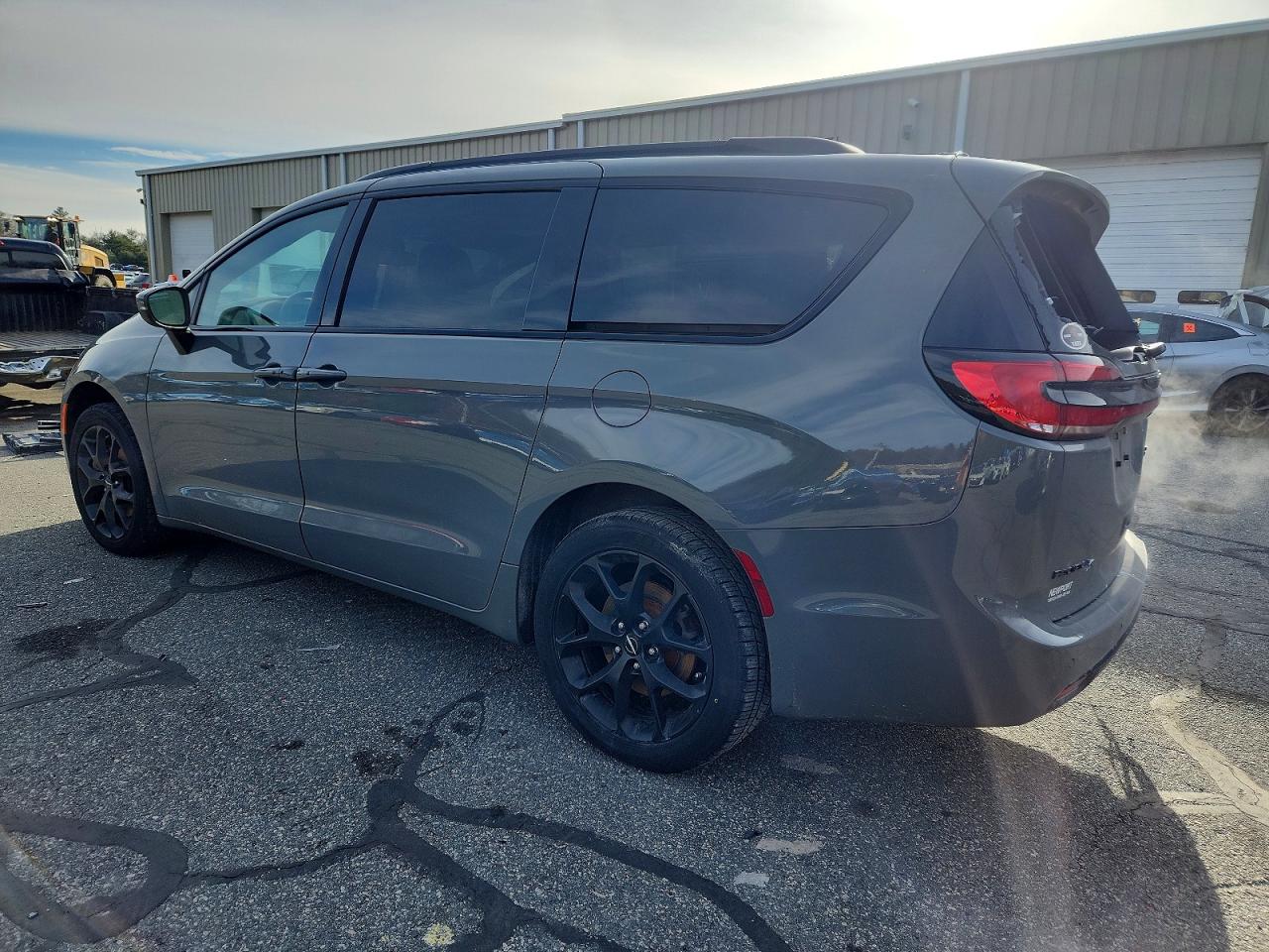 2023 CHRYSLER PACIFICA TOURING L photo 2